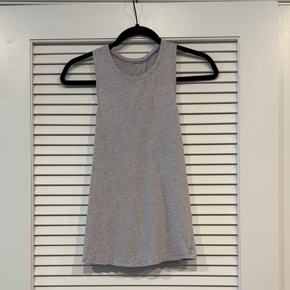Lululemon Athletica Gray work out top
Open in the back